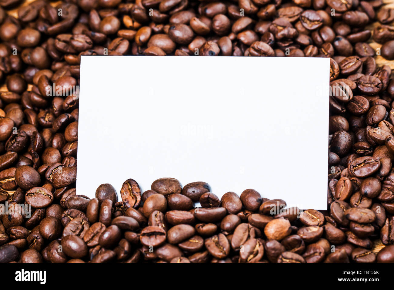 Blank business cards e la tazza di caffè sul tavolo di legno. Corporate branding stazionaria mock up. Foto Stock