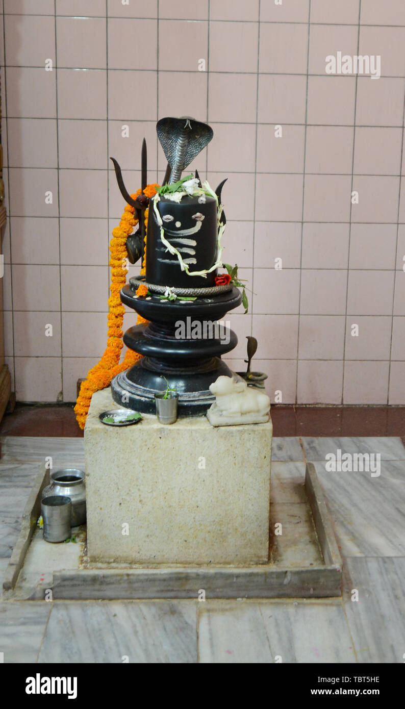Simboli di Shiva presso la Dhakeshwari tempio di Dhaka. Foto Stock