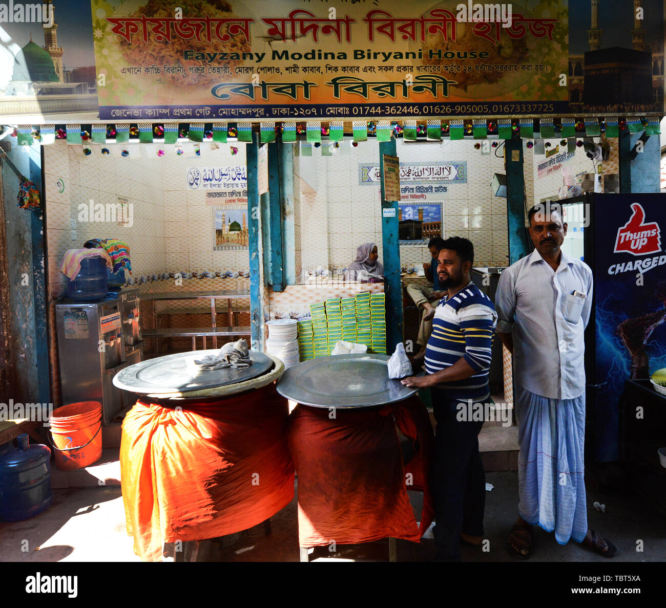 Un ristorante Biryani all'interno di Ginevra Refugee Camp di Dhaka. Foto Stock