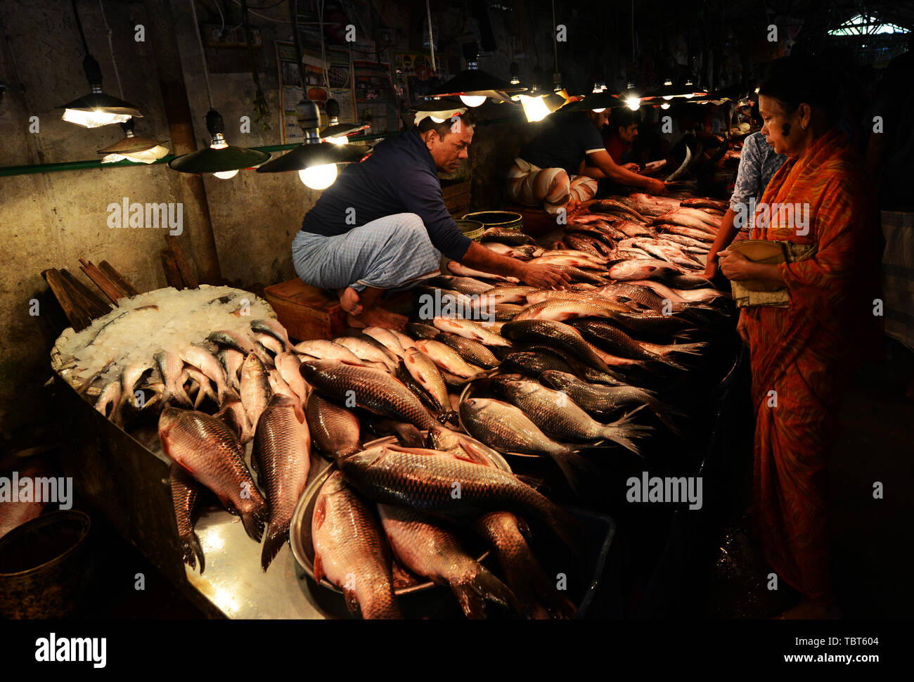 Vivaci mercati all'interno della Ginevra Refugee Camp a Dhaka, nel Bangladesh. Foto Stock