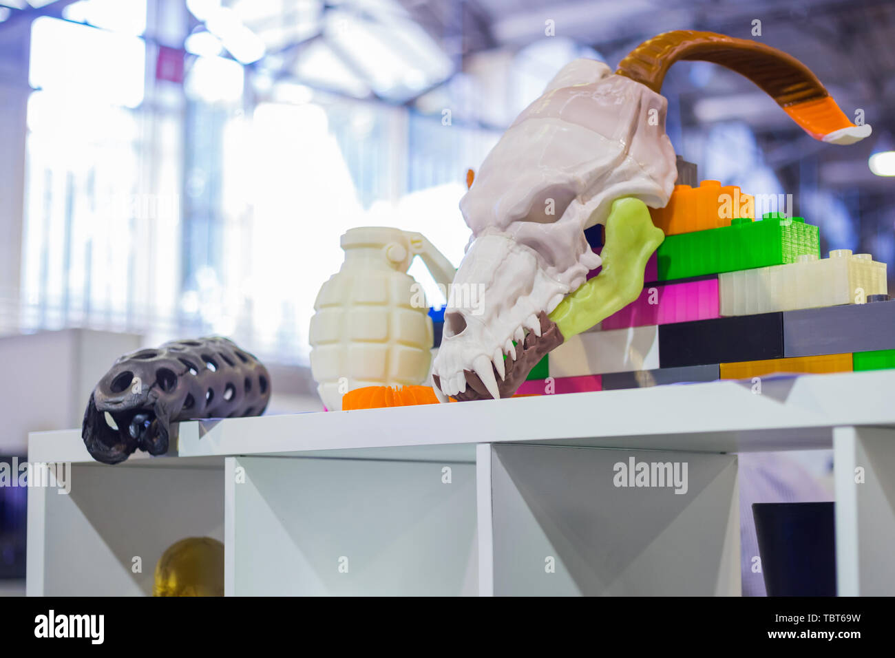 Modelli in plastica presso la moderna tecnologia mostra Foto Stock