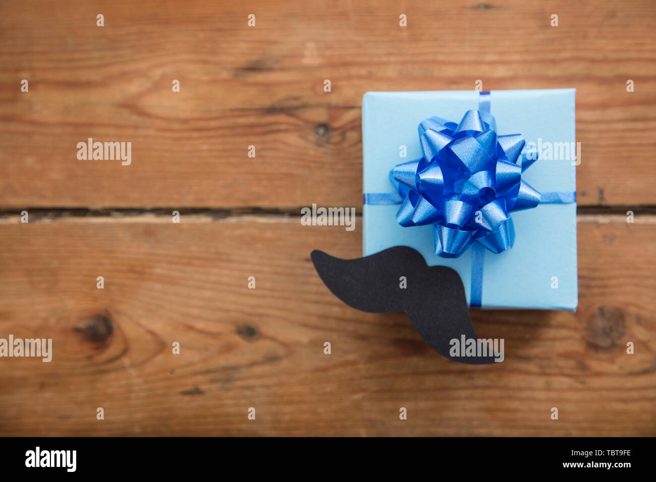 Padri giorno blu dono avvolto con della carta i baffi. Felice Festa del papà sfondo Foto Stock