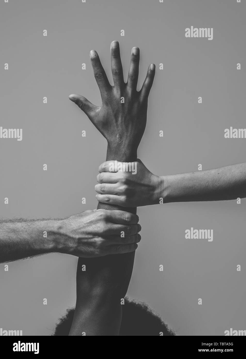 Il nero americano africano e Caucasico mani tenendo insieme. Il bianco e nero dei bracci della pelle nel mondo uniti contro il razzismo, la razza di amore e di comprensione r Foto Stock
