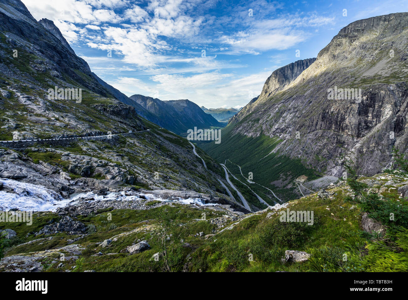 Uno scenario mozzafiato del Trollstigen (troll percorso), uno dei la più famosa strada di Norvegia Foto Stock