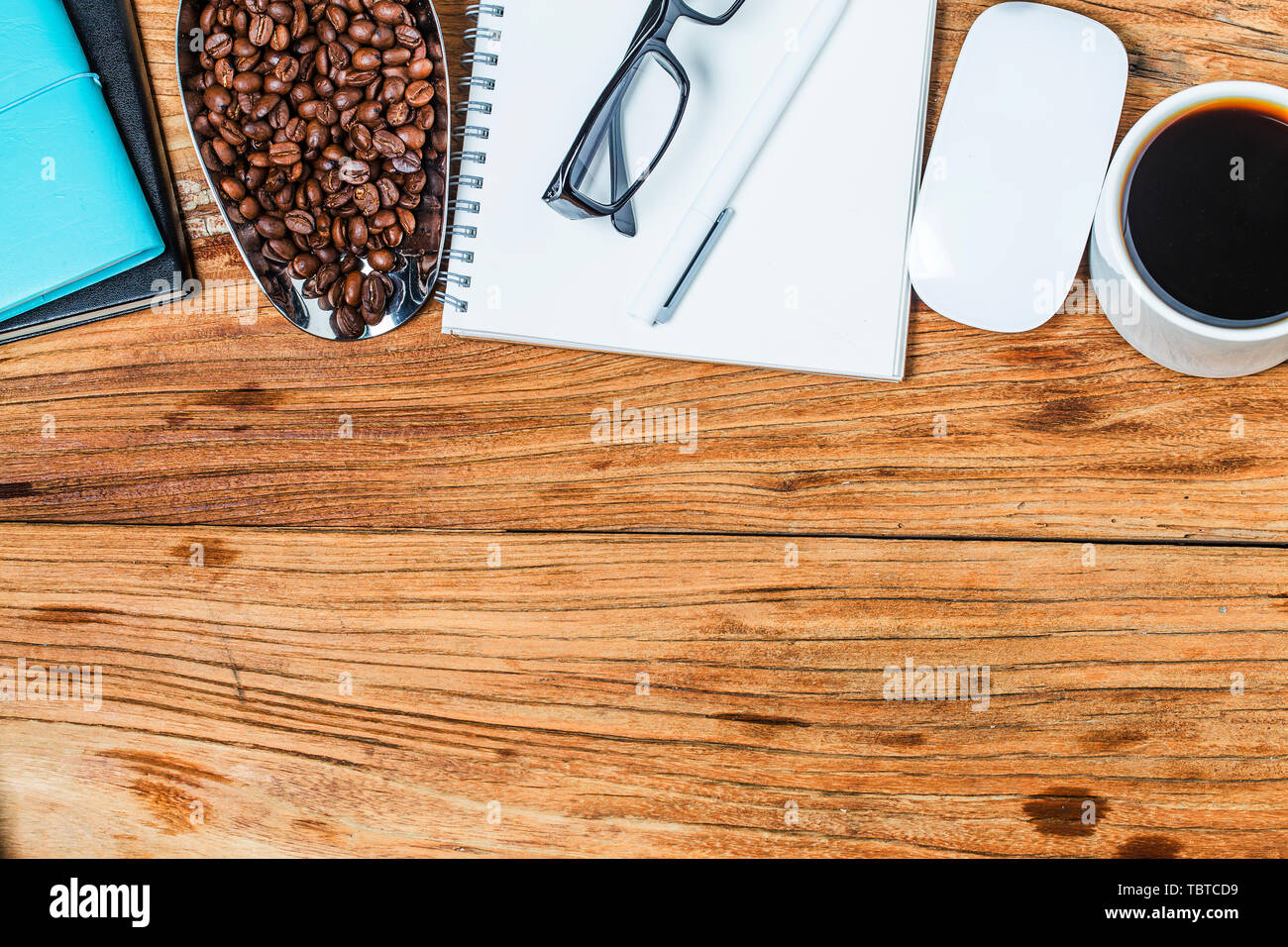 Blank business cards e la tazza di caffè sul tavolo di legno. Corporate branding stazionaria mock up. Foto Stock