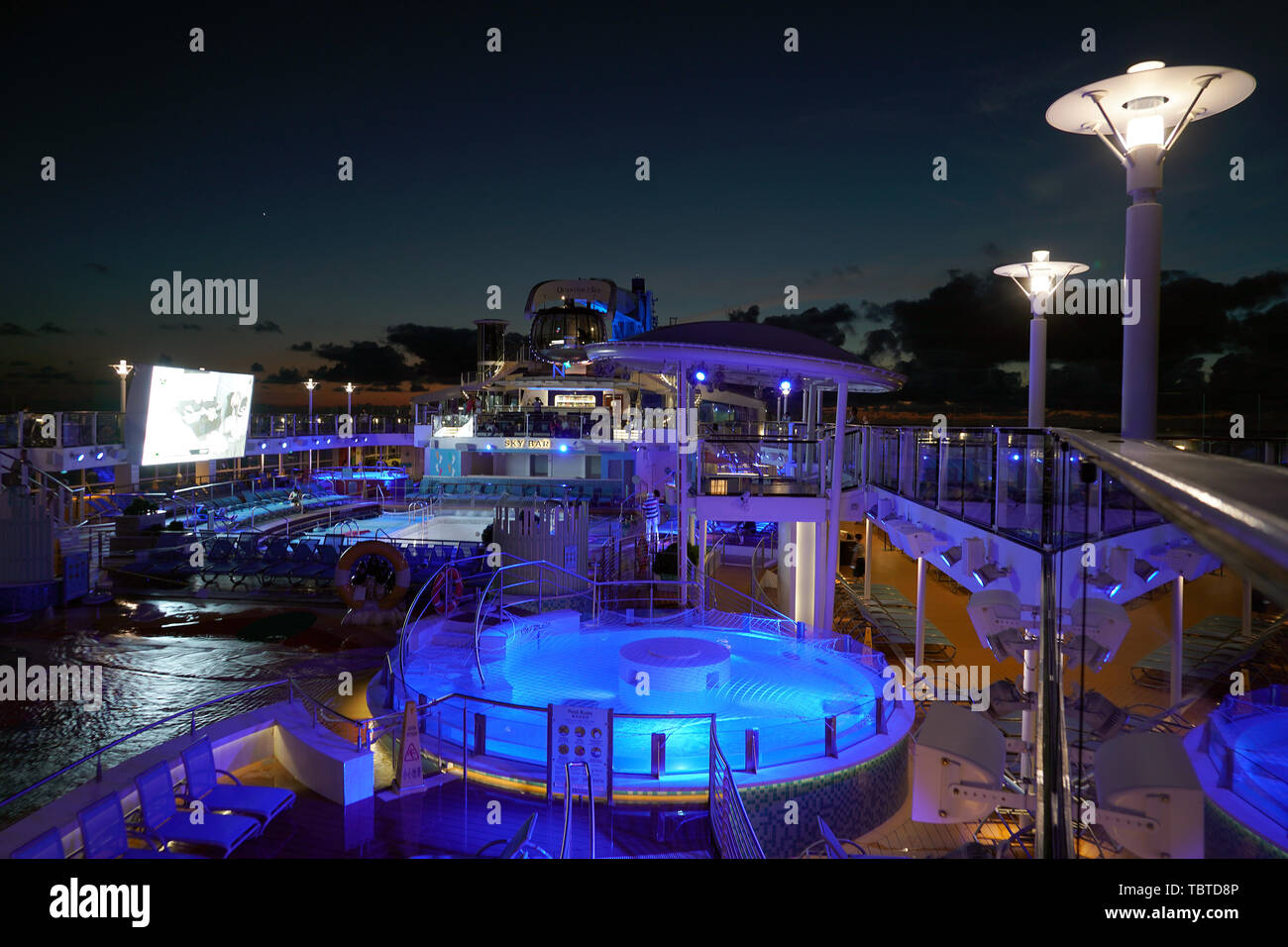 Ocean Quantum sotto la notte della Royal Caribbean International Cruise Line Foto Stock