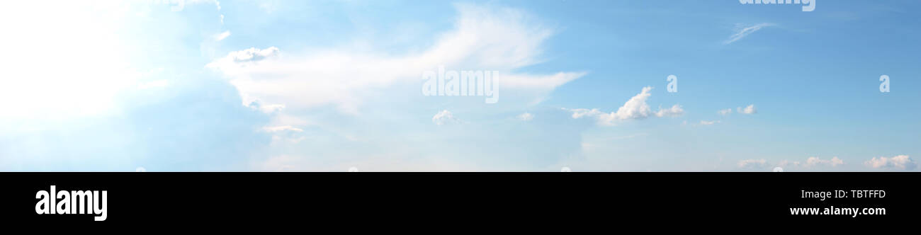 Il modello di un cielo blu con alcune nuvole Foto Stock