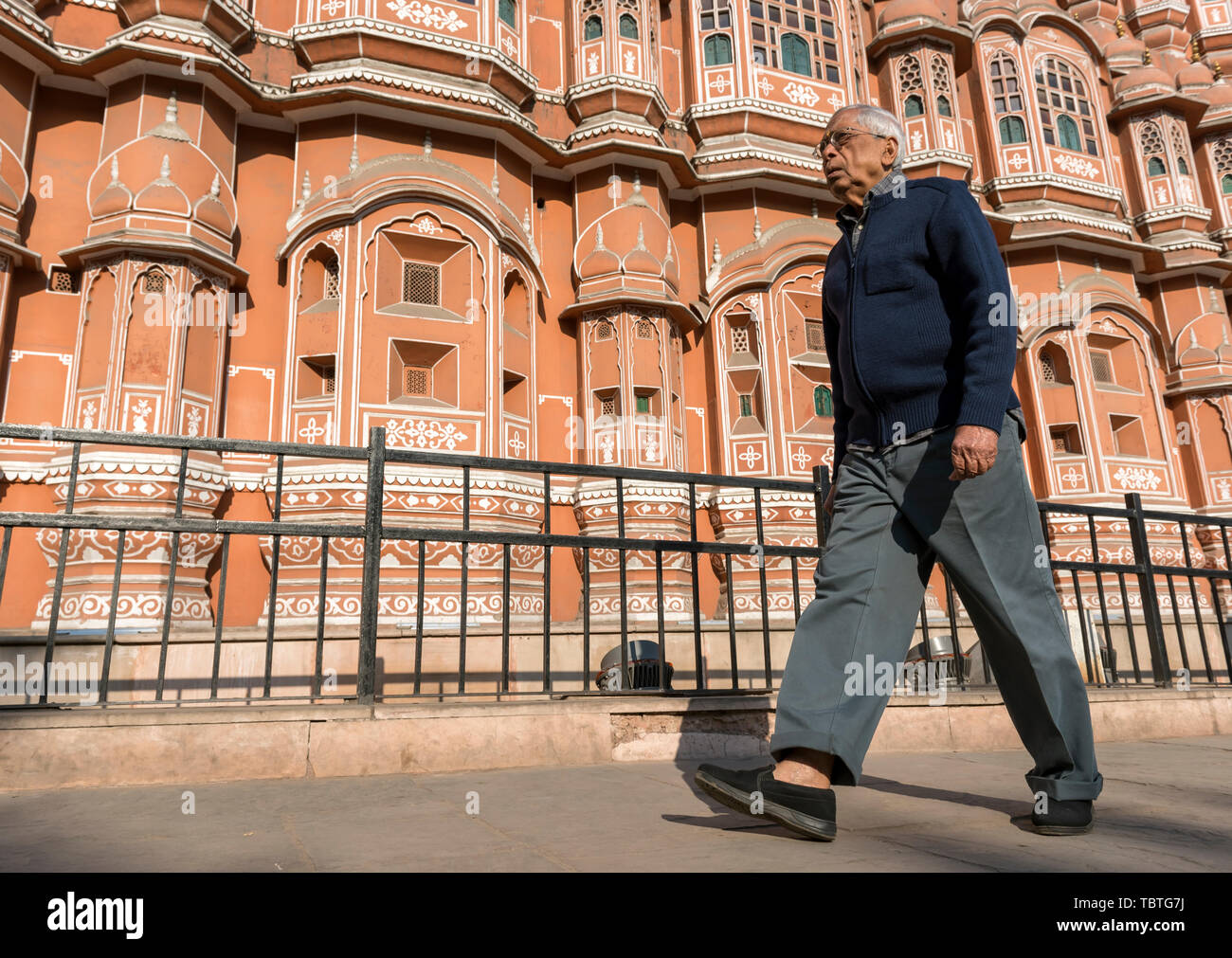 L'uomo cammina da Hawa Mahal (palazzo dei venti), Jaipur, Rajasthan, India Foto Stock