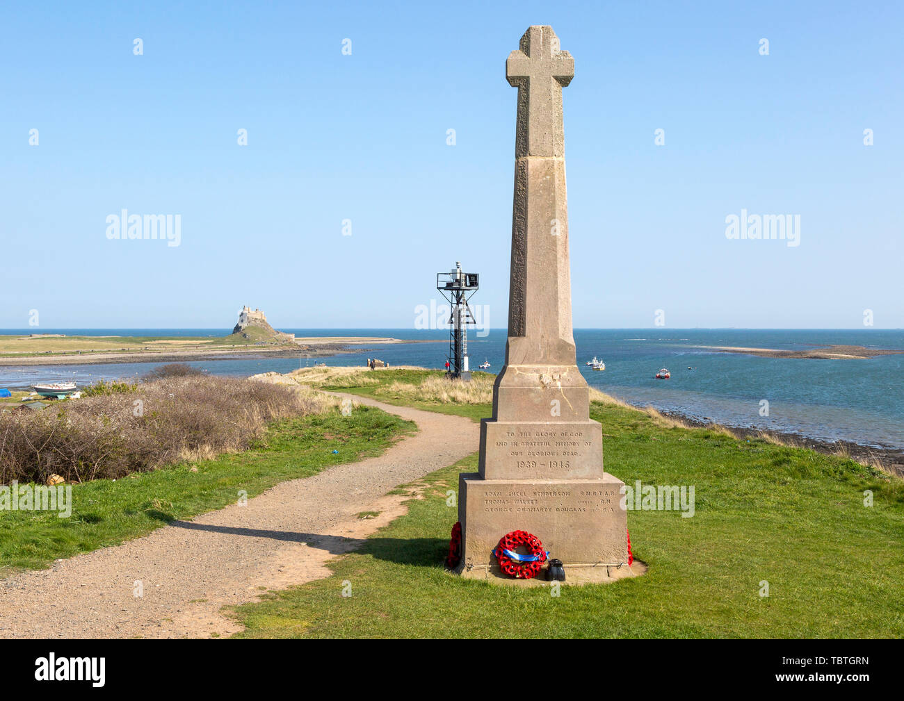 Memoriale di guerra e di Lindisfarne Castle costa del Mare del Nord, Isola Santa, Northumberland, England, Regno Unito Foto Stock
