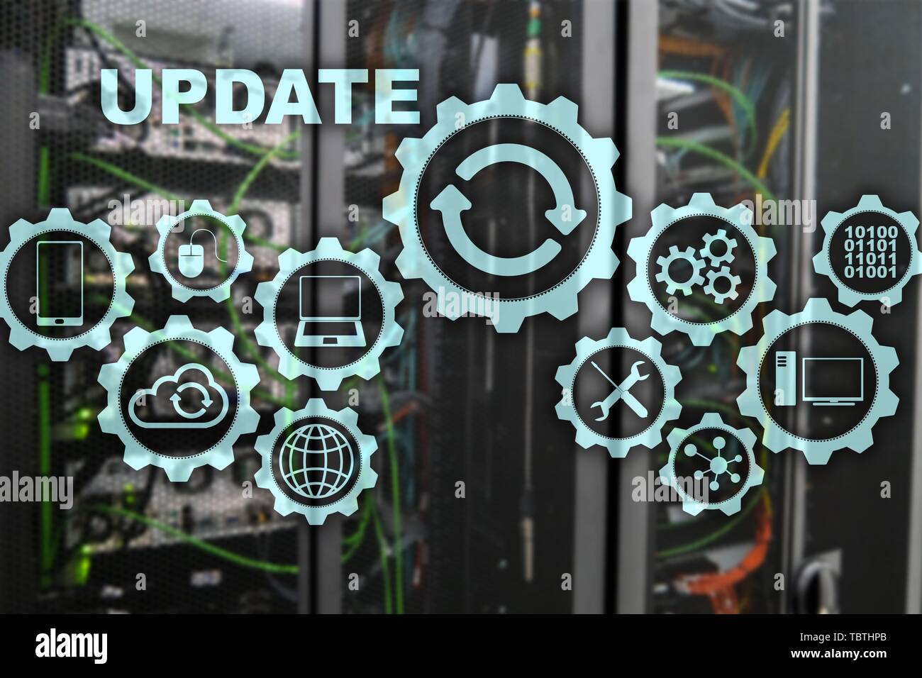 Aggiornamento del software sul computer schermo virtuale Sala Server Datacenter sfondo. Tecnologia il concetto di aggiornamento. Foto Stock