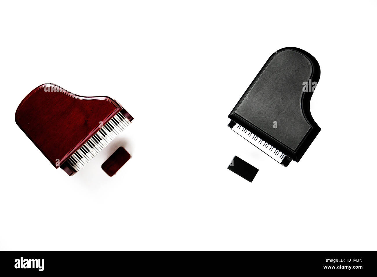 Miniatura di pianoforte classico strumenti a tastiera isolati su sfondo bianco. Foto Stock