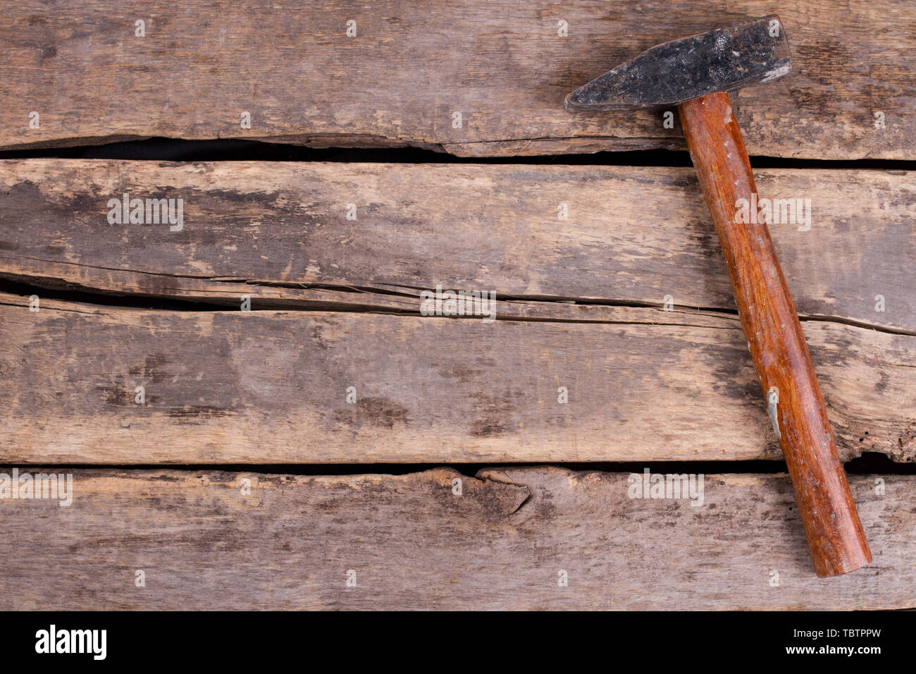 Vecchio maglio su rustiche tavole di legno. Attrezzo sul vecchio incrinato  con pavimento in legno. Spazio per il testo Foto stock - Alamy