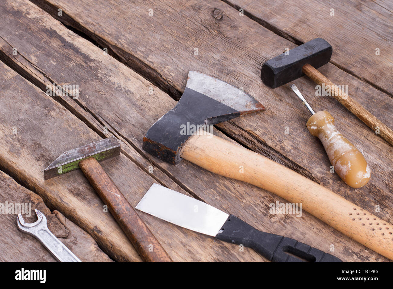 Diversi strumenti di vecchia su tavole di legno. Attrezzi di falegnameria su rustiche tavole di legno. Foto Stock