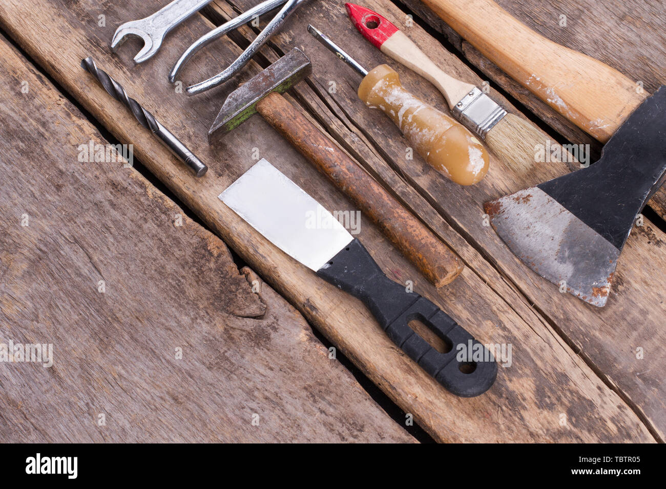 Vecchi attrezzi da lavoro. Diversi strumenti su vintage incrinato sfondo di legno. Foto Stock