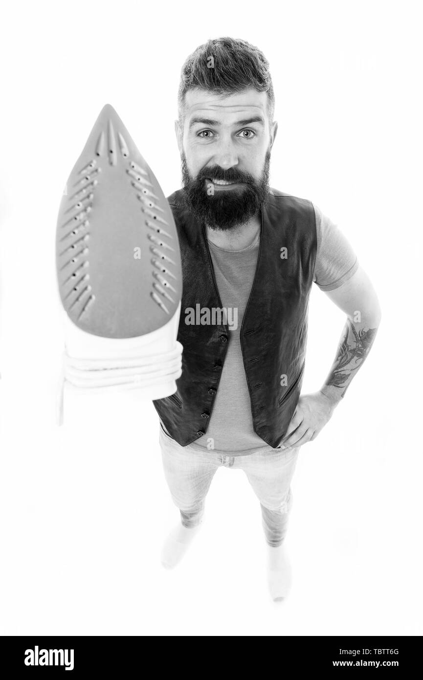 Riscaldare il ferro. Uomo Barbuto hipster attesa stiratura elettrico attrezzo. Come stirare i vestiti correttamente. Prestare attenzione a. Ragazzo con il ferro su sfondo bianco isolato. Sarto e servizio di pulitura a secco. Dovere di uso domestico. Foto Stock