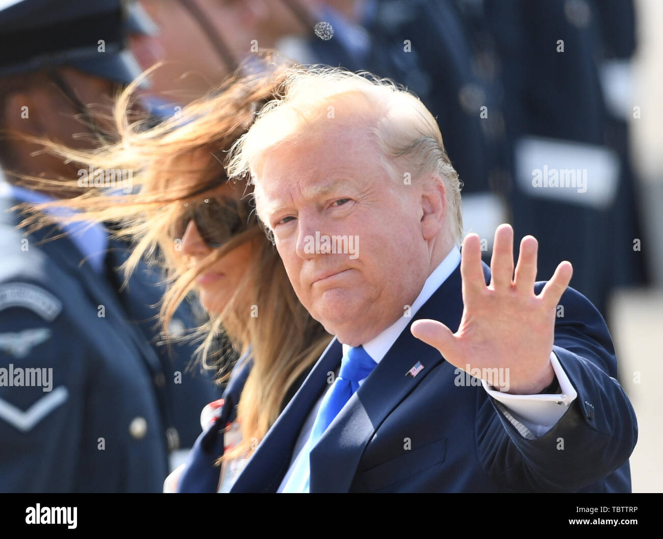 Prodotto Alternativo: il presidente statunitense Donald Trump onde ai media come lui e sua moglie Melania, all'Aeroporto di Stansted in Essex, dopo il suo arrivo sul Air Force One, per la partenza dei suoi tre giorni di visita di Stato nel Regno Unito. Foto Stock