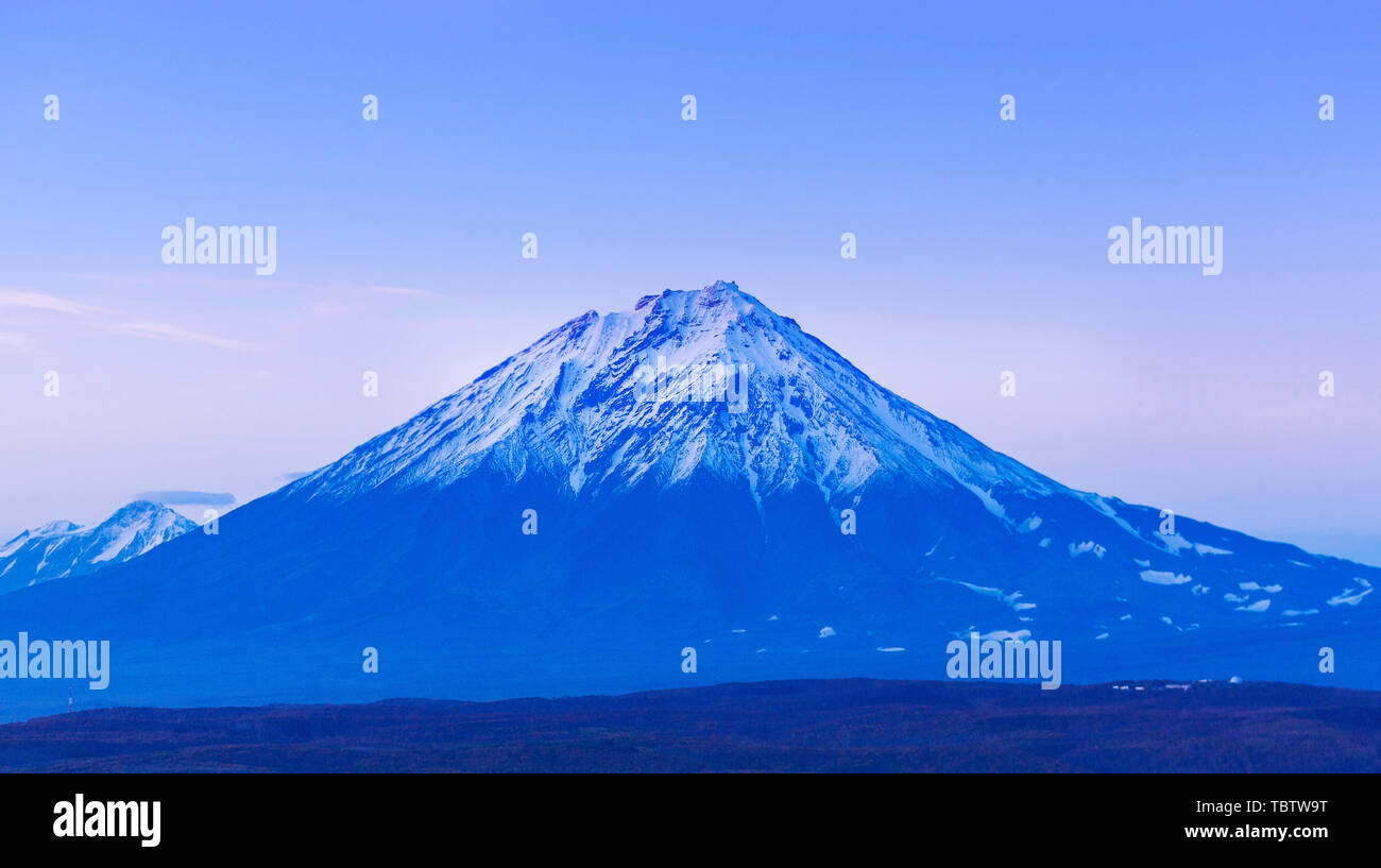 Vulcano Avachinsky in Kamchatka la sera dopo il tramonto Foto Stock