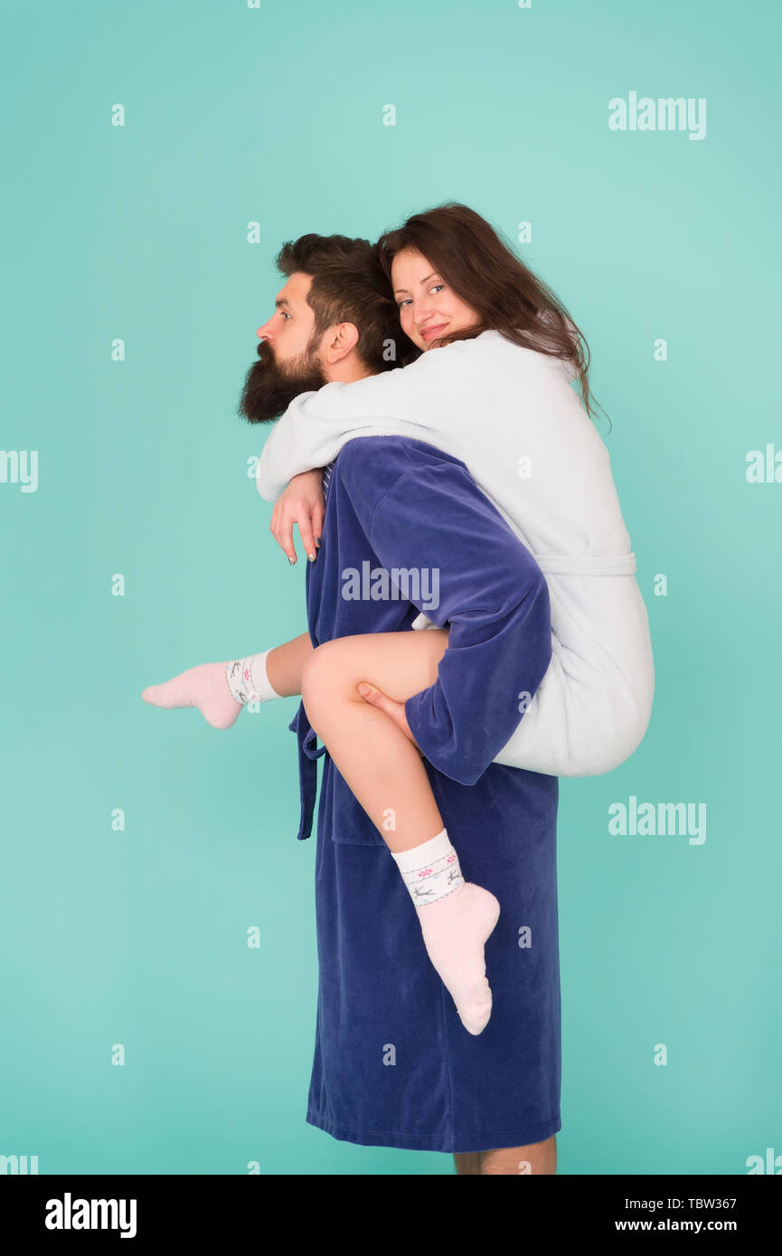 Matura in accappatoi avendo divertimento. La fiducia e il supporto. Il vero amore. Consente di rimanere a casa. Essi sono gente più vicina. Il supporto in qualsiasi momento. Supporto affidabile. Bel giovane piggybacking bella donna. Foto Stock