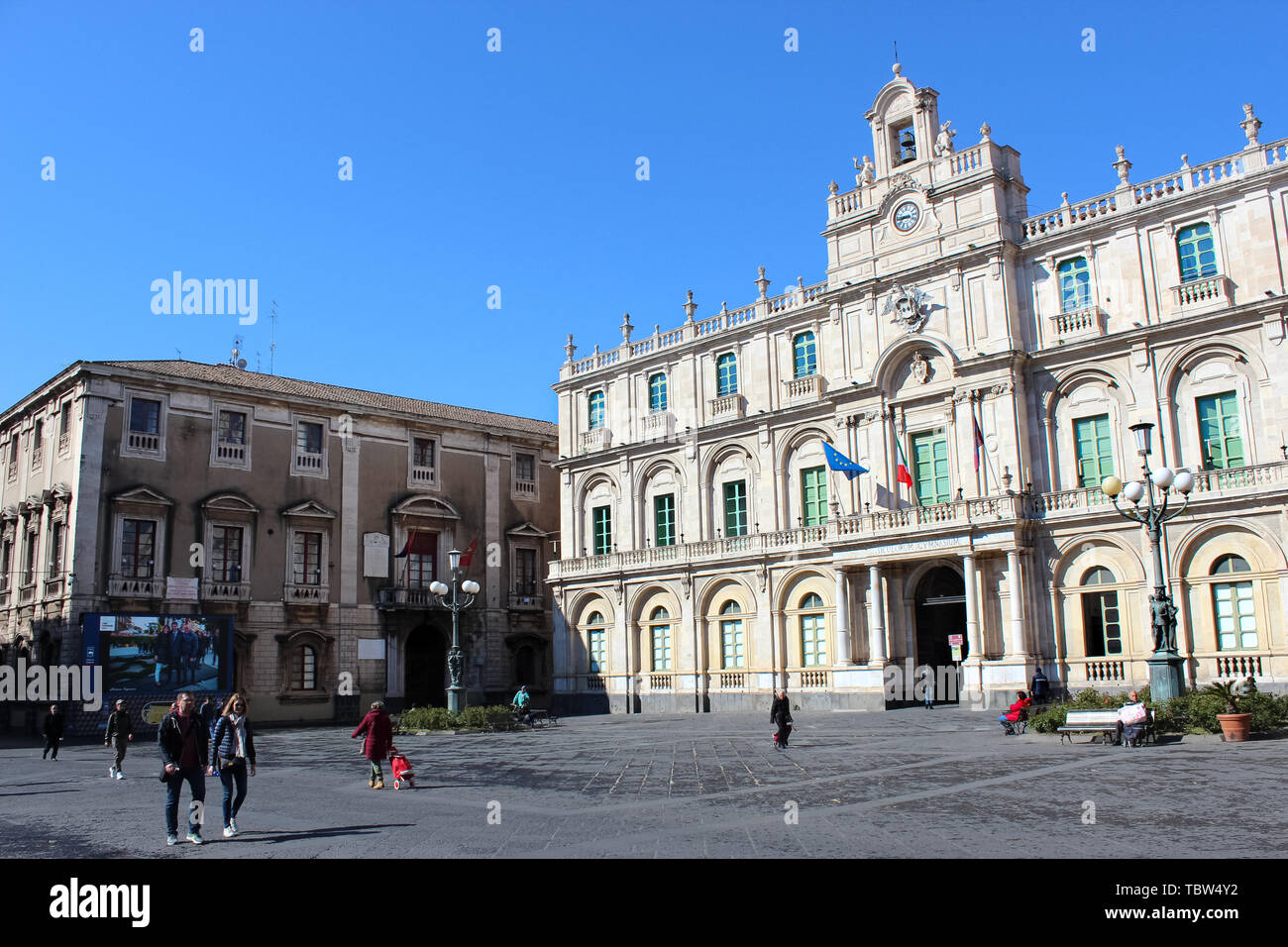 Catania, Sicilia, Italia - 10 Apr 2019: persone che camminano sulla Piazza Universita Square nel centro della citta'. Splendido edificio storico siciliano della più antica università. Popolare attrazione turistica. Foto Stock