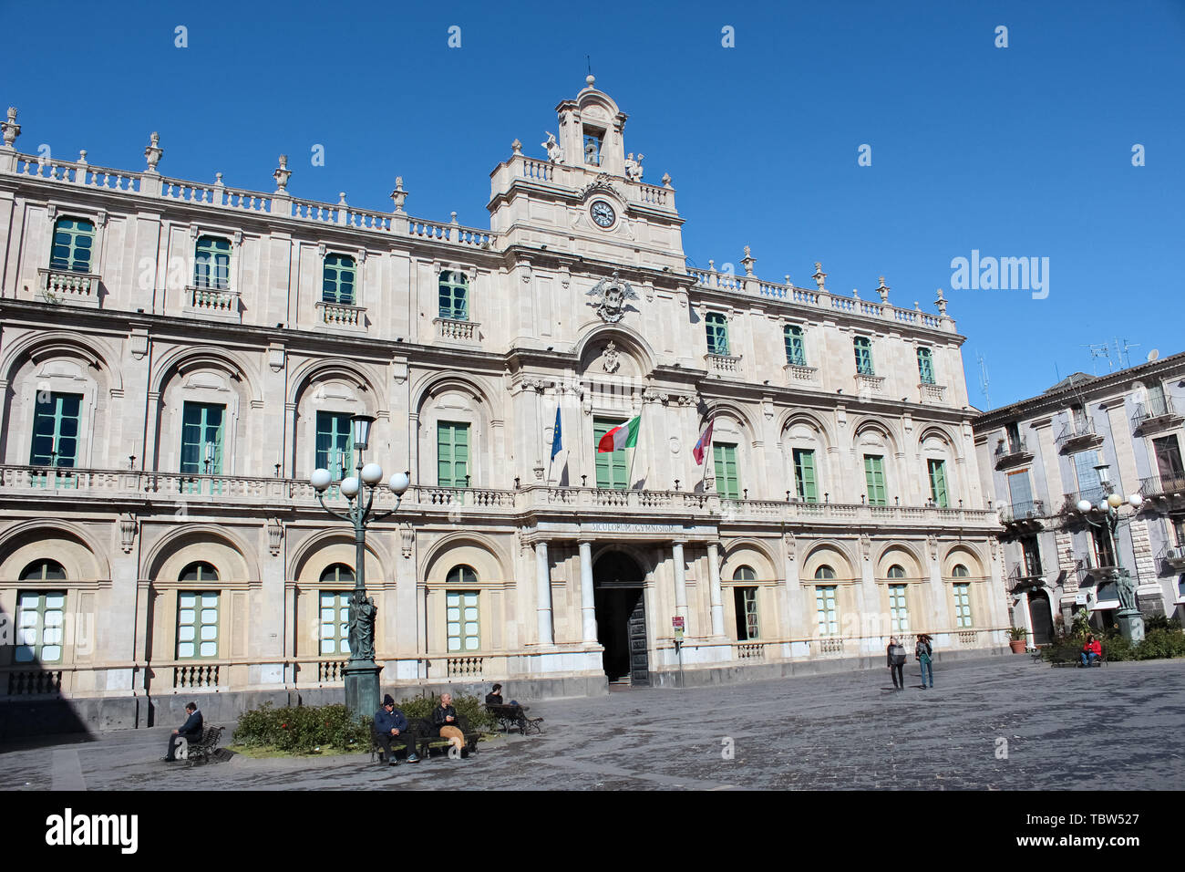 Catania, Sicilia, Italia - 10 Apr 2019: edificio storico siciliano della più antica università fotografata da adiacente Piazza Universita piazza con la gente a piedi nel centro della citta'. Foto Stock