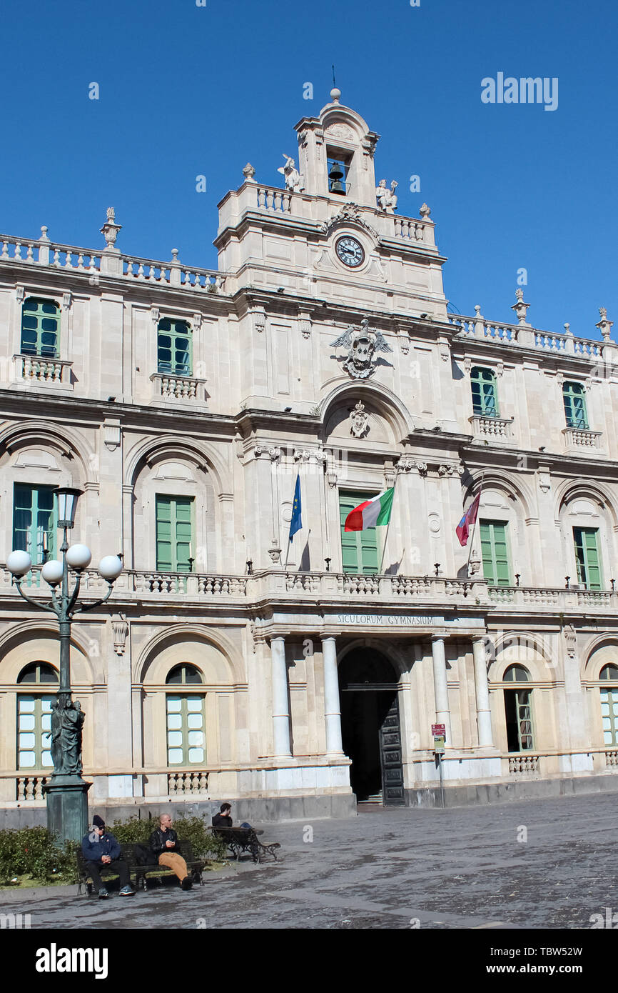 Catania, Sicilia, Italia - 10 Apr 2019: fotografia verticale catturare il sorprendente edificio storico dell'Università di Catania, la più antica università in Sicilia. Preso da Piazza Universita Square. Foto Stock