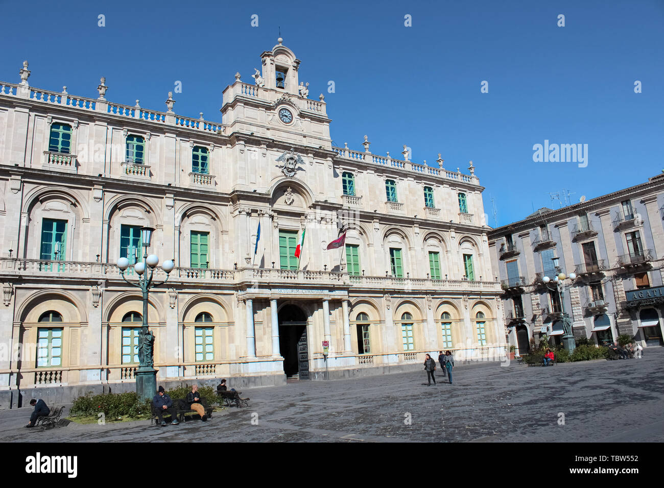 Catania, Sicilia, Italia - 10 Apr 2019: bellissima Piazza Universita Square con dominanti edificio storico dell'Università di Catania. Università più antica di Sicilia. Cielo blu sopra, persone sulle strade. Foto Stock