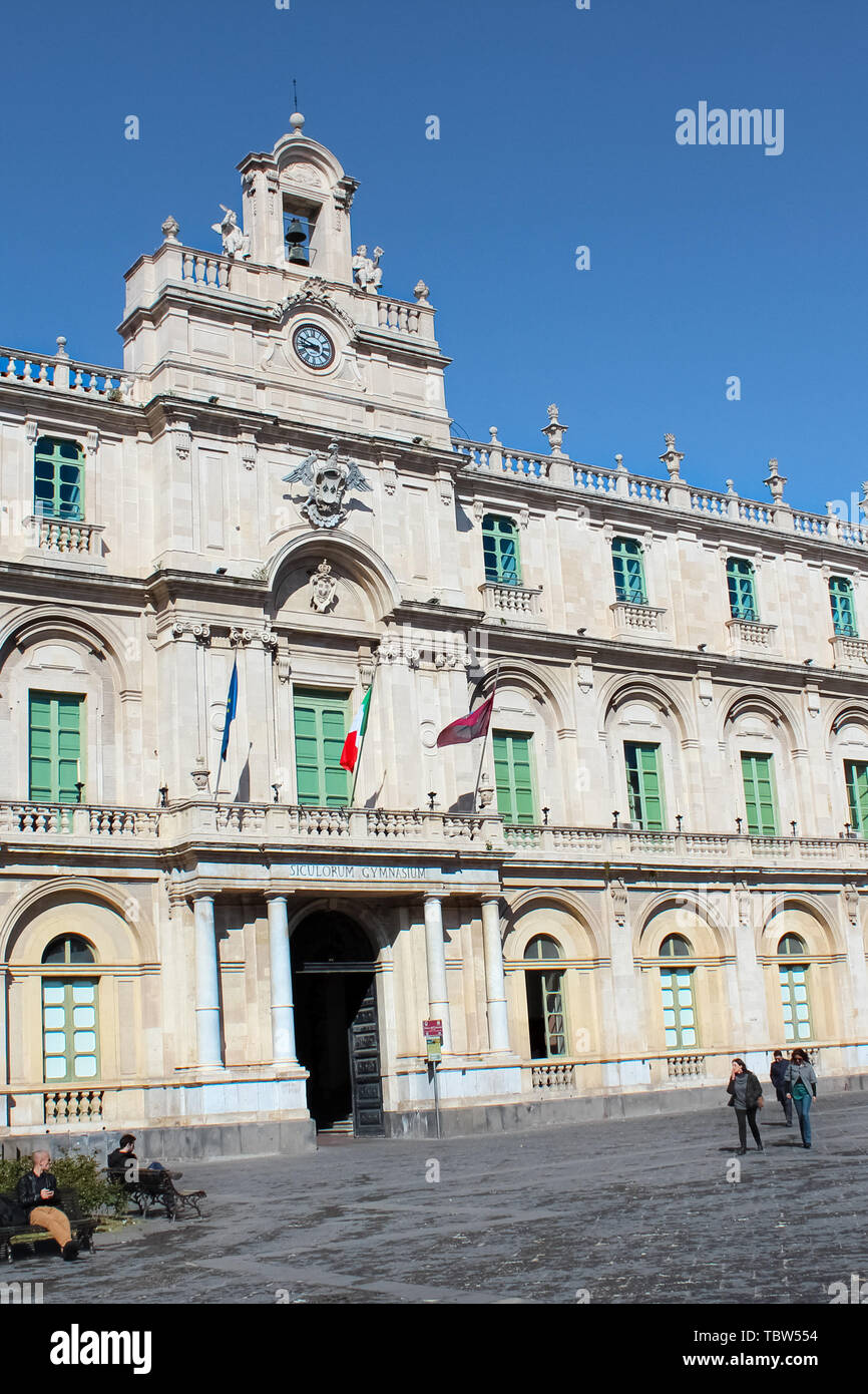 Catania, Sicilia, Italia - 10 Apr 2019: splendido edificio storico dell'Università di Catania costruito in stile barocco. Il siciliano più antica università. Catturato sulla fotografia in verticale. Foto Stock