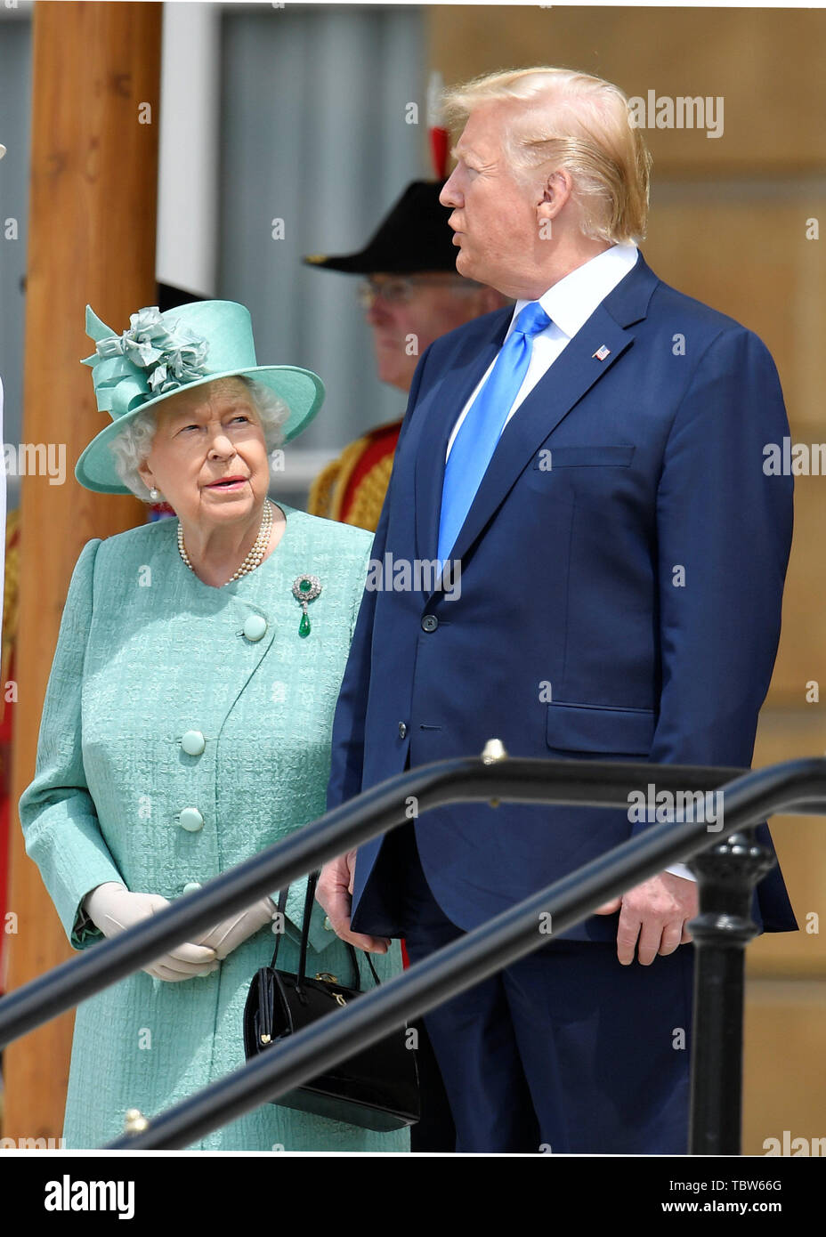 La regina Elisabetta II e il presidente statunitense Donald Trump durante una cerimonia di benvenuto a Buckingham Palace di Londra il giorno uno dei suoi tre giorni di visita di Stato nel Regno Unito. Foto Stock