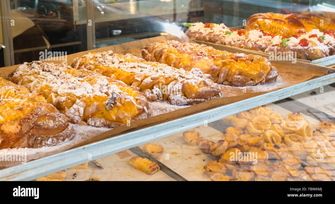 Succulenti dolci Portoghesi visualizzati nell'pasticcere della finestra in porto Foto Stock