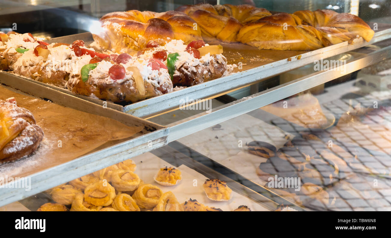 Succulenti dolci Portoghesi visualizzati nell'pasticcere della finestra in porto Foto Stock