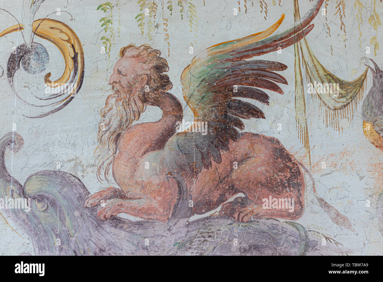 Langhirano, Italia: Giugno 2, 2019: Dettaglio di un affresco sulle pareti del castello di Torrechiara a Parma, in rappresentanza di una chimera Foto Stock