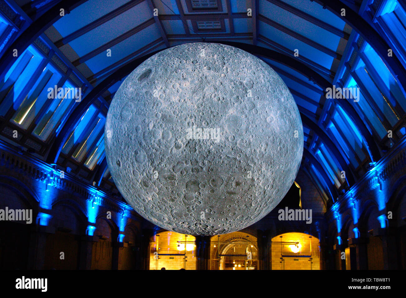 Blu modello illuminato della Luna in una mostra. Foto Stock