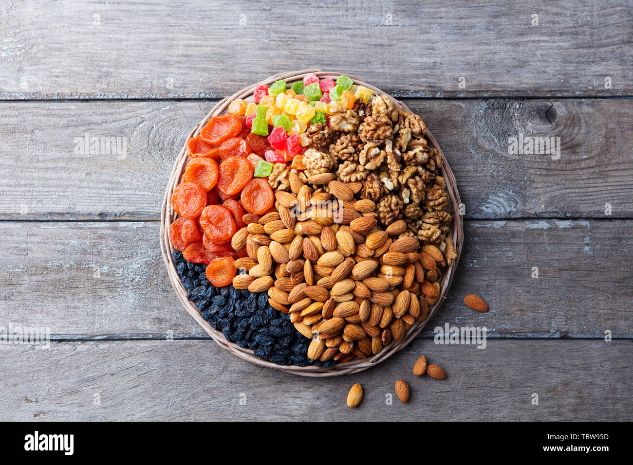 Assortimento di frutta a guscio e frutta secca. Cibo sano. Sfondo di legno. Vista dall'alto. Foto Stock