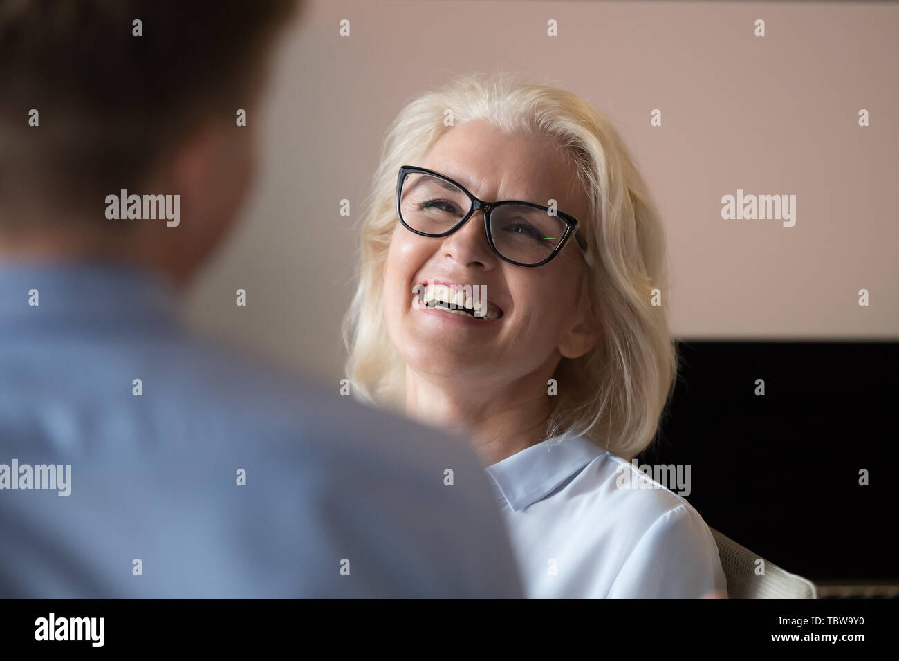 Attraente coppia imprenditrice ridere del collega scherzo durante la pausa Foto Stock