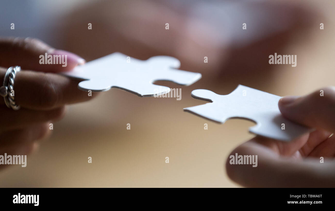 Close up multirazziale i membri del team aziende collegando i pezzi del puzzle Foto Stock