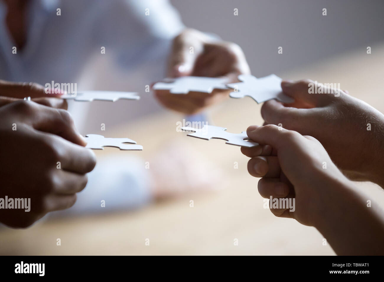 Close up i membri del team e multirazziale tenendo i pezzi di un puzzle Foto Stock