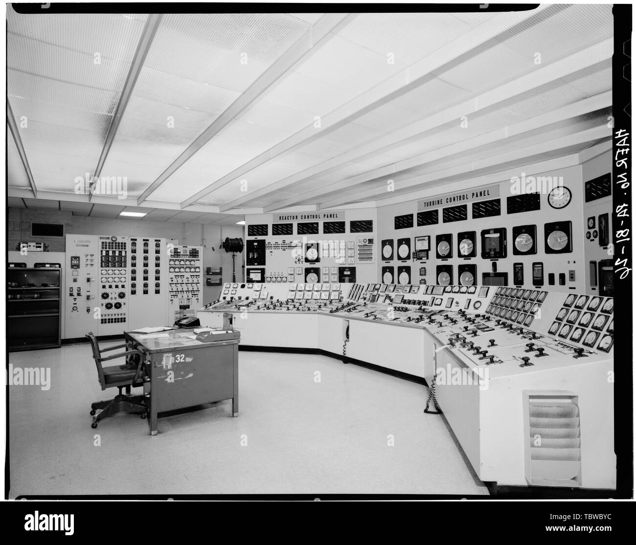 SALA DI CONTROLLO PRINCIPALE (POSIZIONE Q), GUARDANDO LA SOUTH Shippingport Atomic Power Station, sul fiume Ohio, 25 miglia a nord-ovest di Pittsburgh, Shippingport, Beaver County, PA Rickover, Hyman G Duquesne Light Company U.S. Department of Energy Atomic Energy Commission Westinghouse Electric Corporation Bettis Atomic Power Laboratory Stone and Webster Engineering Corporation Dravo Corporation Simpson, John W Gray, John e Barker, Joseph H Iselin, Donald G Combustion Engineering, Incorporated Knolls Atomic Power Laboratory Clark, Philip R Leighton, David T Mealia, John e Raab, Harry F Thomas, Charles R Vaughn, Foto Stock