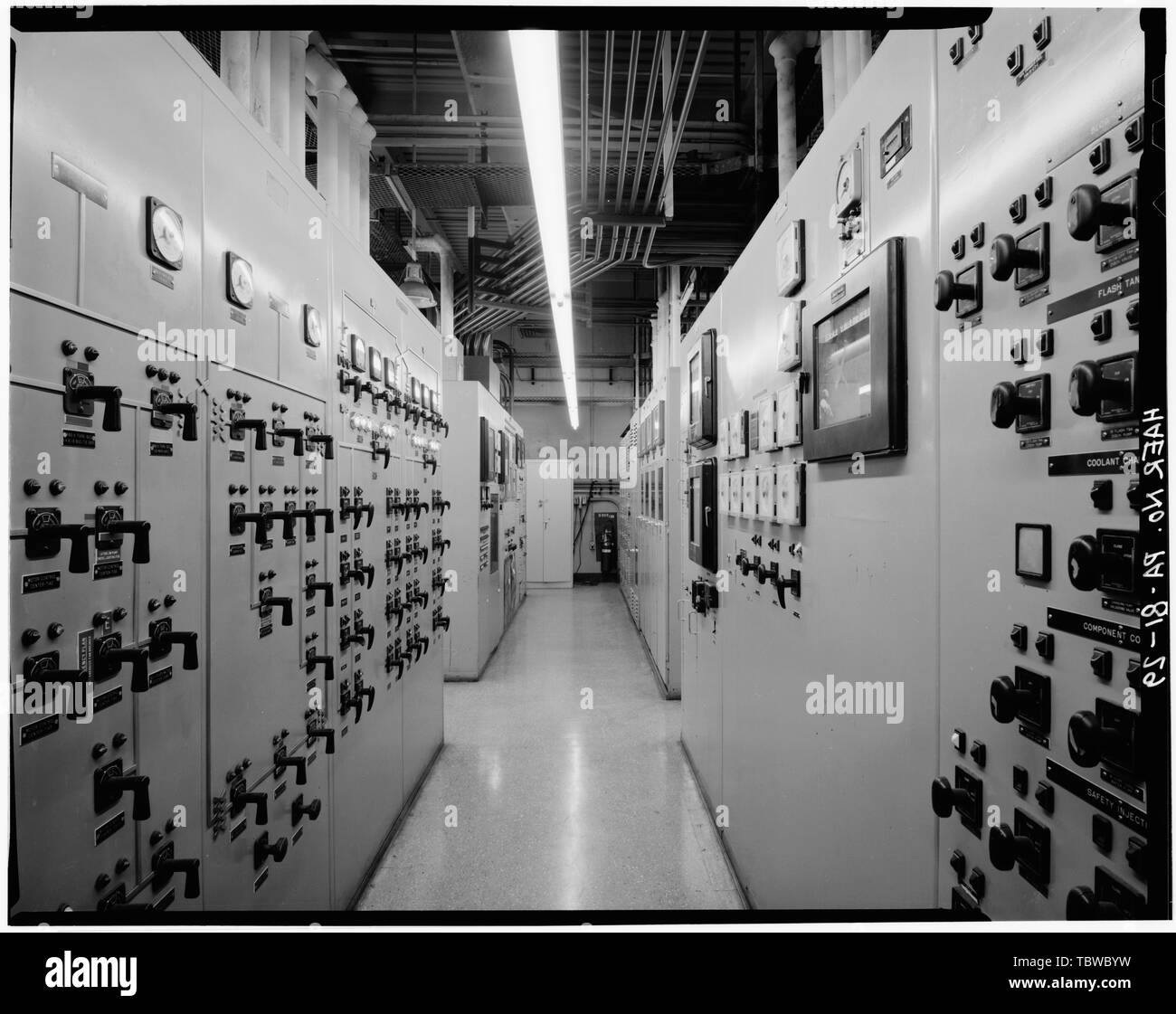SALA DI CONTROLLO PRINCIPALE, PANNELLI A OVEST DELL'AREA DI CONTROLLO PRINCIPALE, GUARDANDO VERSO SUD (POSIZIONE Q) Shippingport Atomic Power Station, sul fiume Ohio, 25 miglia a nord-ovest di Pittsburgh, Shippingport, Beaver County, PA Rickover, Hyman G Duquesne Light Company U.S. Department of Energy Atomic Energy Commission Westinghouse Electric Corporation Bettis Atomic Power Laboratory Stone and Webster Engineering Corporation Dravo Corporation Simpson, John W Gray, John e Barker, Joseph H Iselin, Donald G Combustion Engineering, Incorporated Knolls Atomic Power Laboratory Clark, Philip R Leighton, David T Mealia, John e Raab, Foto Stock