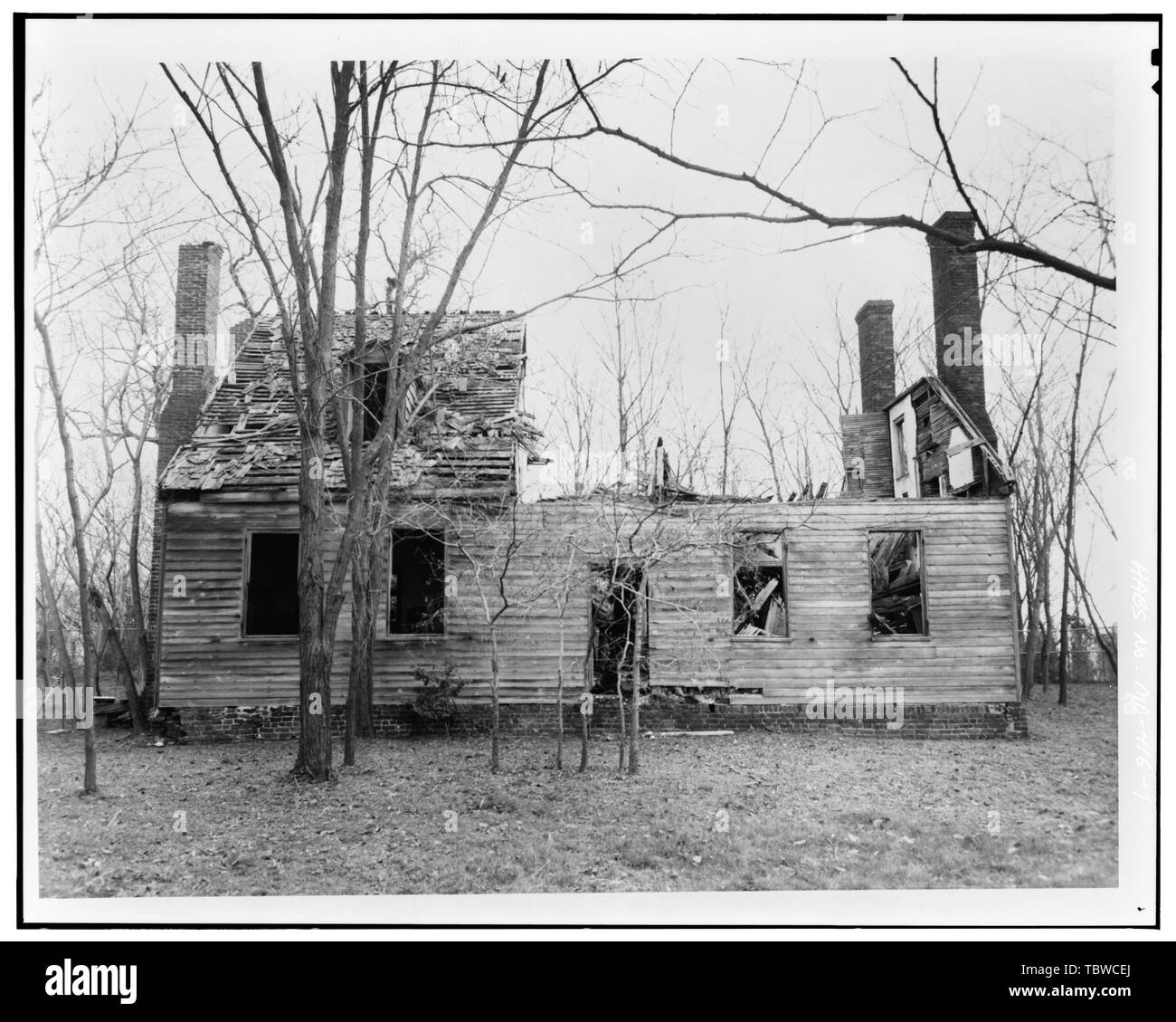 ELEVAZIONE PRINCIPALE, VISTA CHE MOSTRA LA CASA IN CORSO DI DEMOLIZIONE NATURALE Charles' Gift, state Route 2 e 4, Lusby, Calvert County, MD St. Mary's City Commission, sponsor Maryland Historical Trust, sponsor Barber, Douglas, fotografo Carson, Cary, delineatore Foto Stock