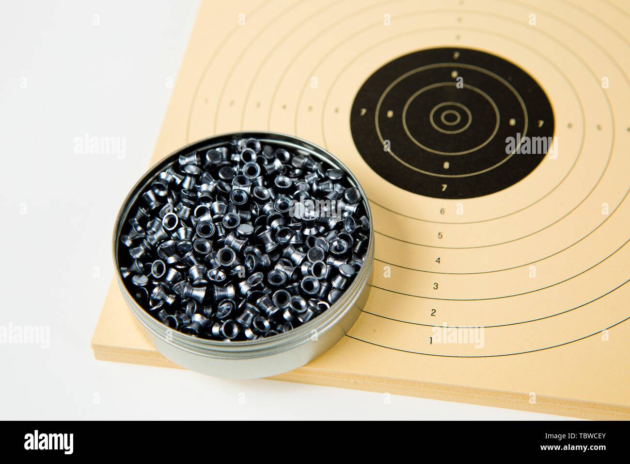 Scatola da 500 pezzi di pellets per pistole ad aria sulla carta sportivo bersagli per pistola spara aria 10 metri Foto Stock