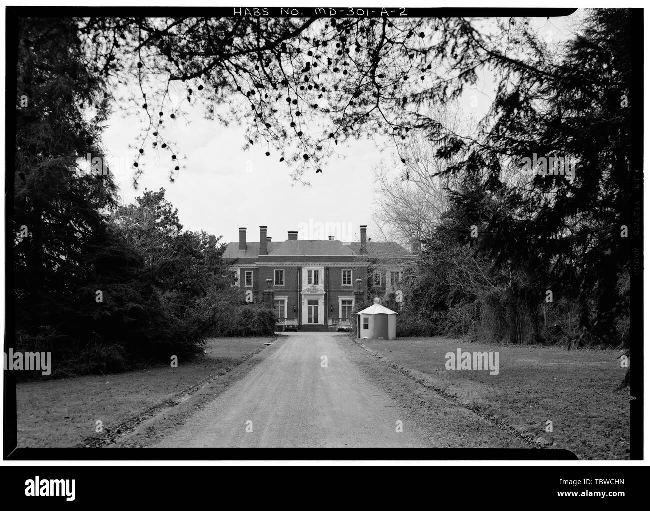 INGRESSO PRINCIPALE E CANCELLI CON CASA DIETRO. Oxon Hill Manor, Grounds, 6701 Oxon Hill Road, Oxon Hill, Prince George's County, Maryland Foto Stock