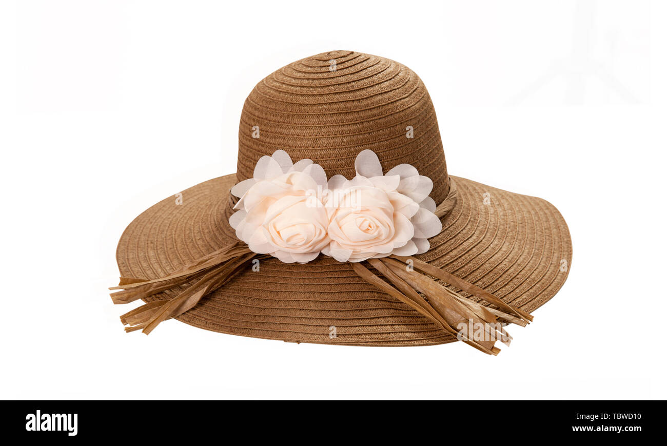 Piuttosto cappello di paglia con nastro e la prua su sfondo bianco. Spiaggia hat vista dall'alto isolato su sfondo bianco. Foto Stock