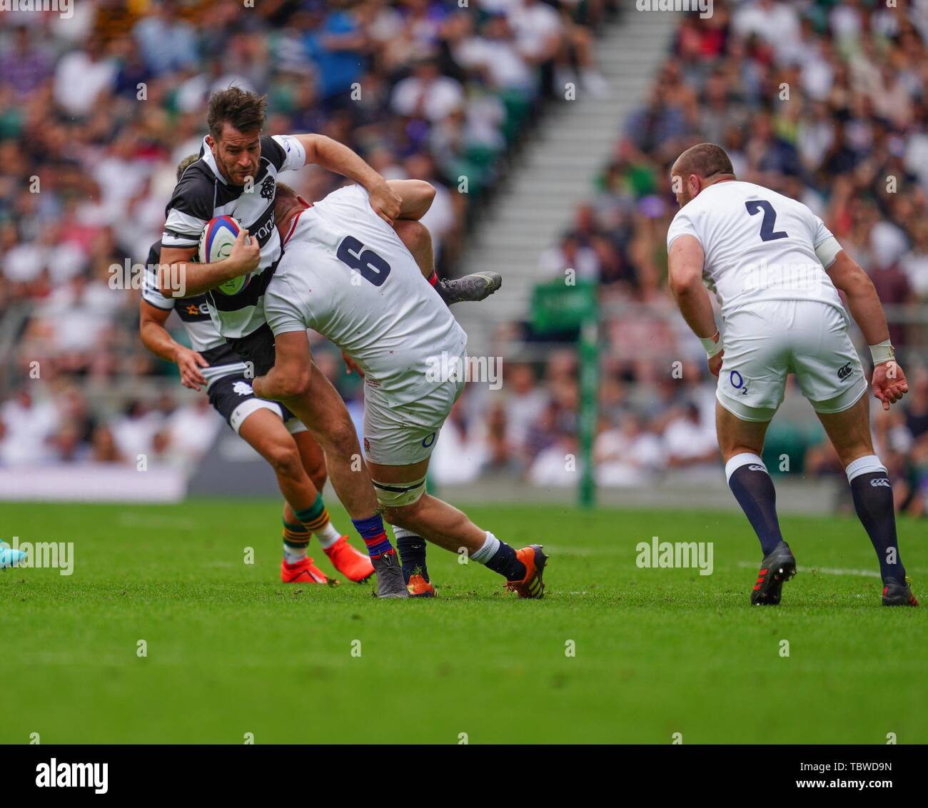 Marc Atkinson affrontato visto in azione durante l'Inghilterra v barbari Quilter Cup a Twickenham Londra. Inghilterra battere i barbari 51-43 Foto Stock