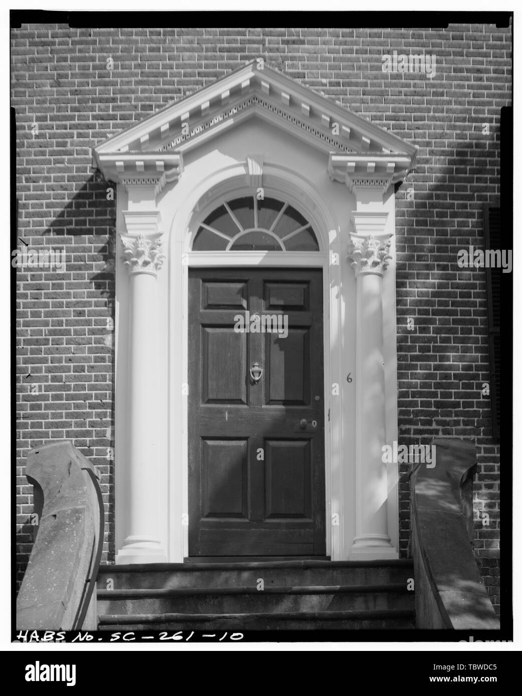 INGRESSO PRINCIPALE, ALTEZZA SUD (ANTERIORE). Il telaio della portiera sostituisce l'originale. Glebe House, 6 Glebe Street, Charleston, Charleston County, South Carolina Foto Stock
