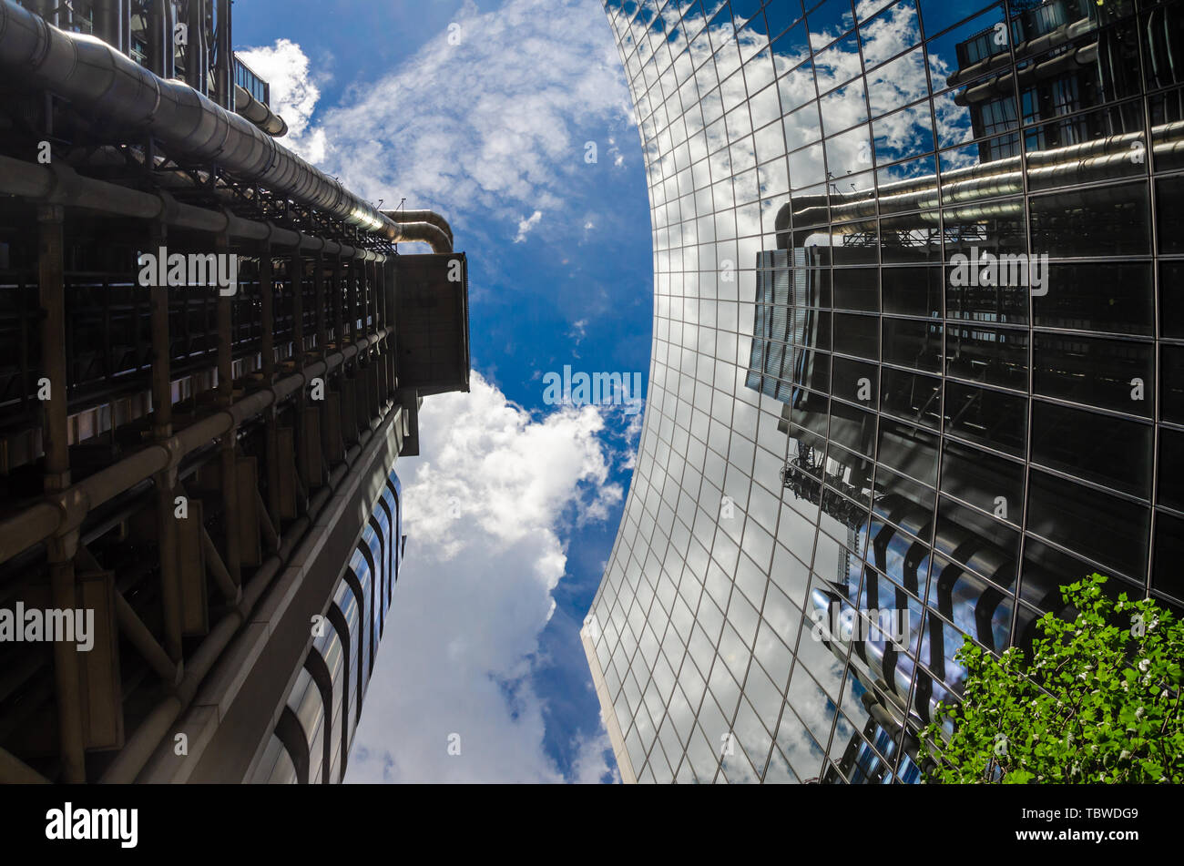 Guardando le Willis edificio e dei Lloyds di Londra edificio nel quartiere finanziario della City di Londra Foto Stock