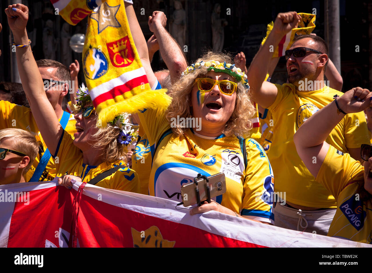 I fan del Polish Club di pallamano KS Kielce celebrare durante la EHF Champions League di fronte alla cattedrale di Colonia, Germania. Ventole des poln Foto Stock