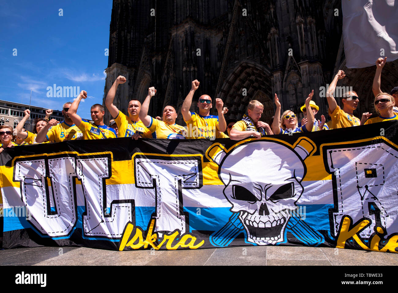 I fan del Polish Club di pallamano KS Kielce celebrare durante la EHF Champions League di fronte alla cattedrale di Colonia, Germania. Ventole des poln Foto Stock