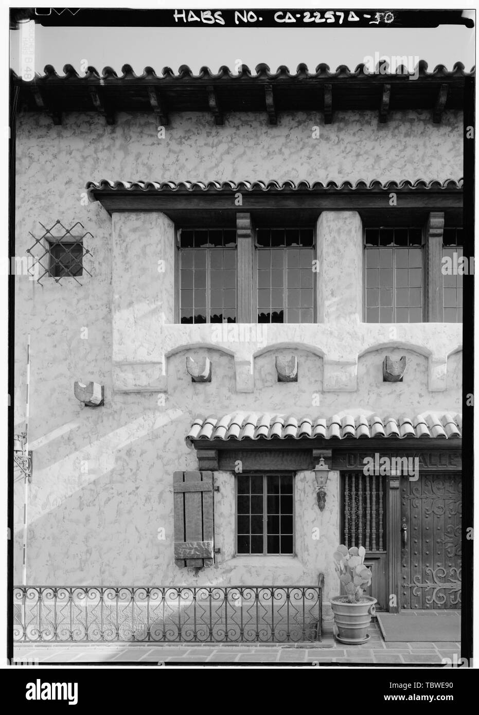 CASA PRINCIPALE, ELEVAZIONE A NORD, INGRESSO ALLA GRANDE SALA CON SCALA Death Valley Ranch, casa principale, Death Valley Junction, Inyo County, CA Foto Stock