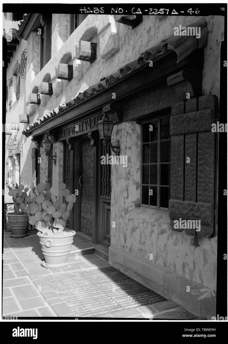 CASA PRINCIPALE, PARETE NORD, PARTICOLARE DI INGRESSO, GUARDANDO SUD-EST, CLOSER Death Valley Ranch, casa principale, Death Valley Junction, Inyo County, CA Foto Stock