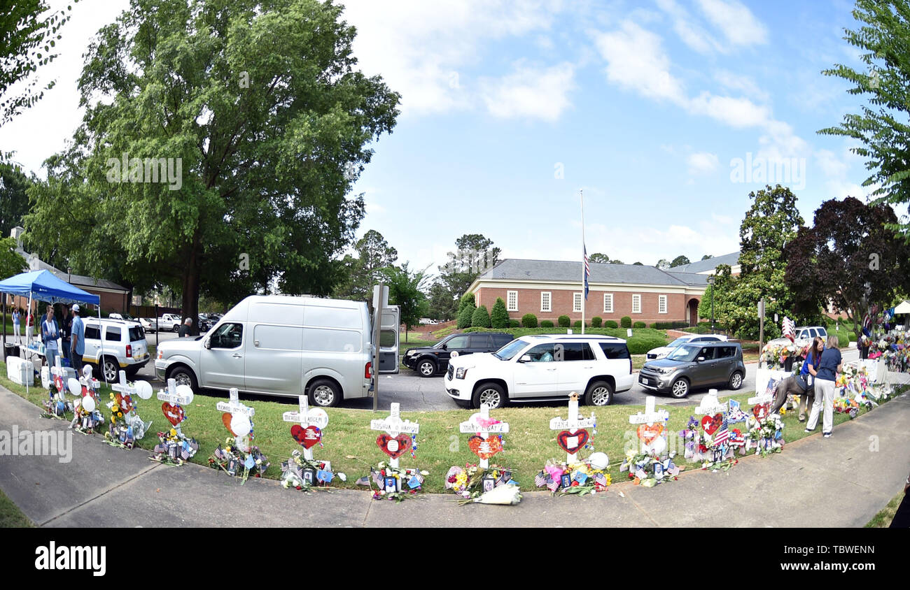 Giugno 3, 2019, Virginia Beach, Virginia: le persone a smettere di pagare i loro rispetti a quelli uccisi in una massa di scatto a un memoriale di fortuna al di fuori della città di Virginia Beach Operations Building in Virginia Beach, Virginia. Undici città dipendenti e un appaltatore privato sono stati girati a morte venerdì in operazioni di costruzione dell'ingegnere DeWayne Craddock che aveva lavorato per la città per quindici anni. (Credito Immagine: © Jeff Moore/ZUMA filo) Foto Stock